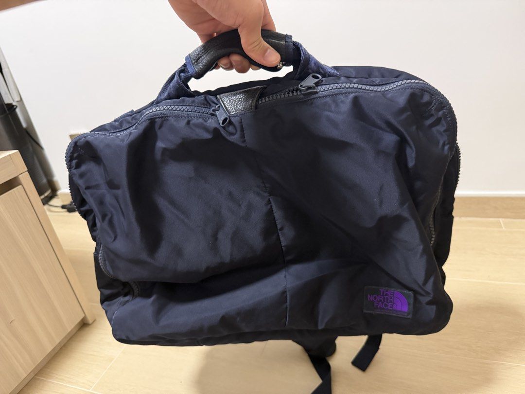 The North Face Purple Label 3 Way Bag （分類：背包）位於 Hong Kong。 由 kennykjt 提交（商品編號 1432363191，圖片 1）。簡介： The North Face Purple Label 3 Way Bag. This versatile bag can be used as a backpack, shoulder bag, or handbag. It features multiple compartments and a handle for easy carrying. The bag has a navy blue exterior with the Purple Label logo. It appears to be made of a durable, water-resistant material.。