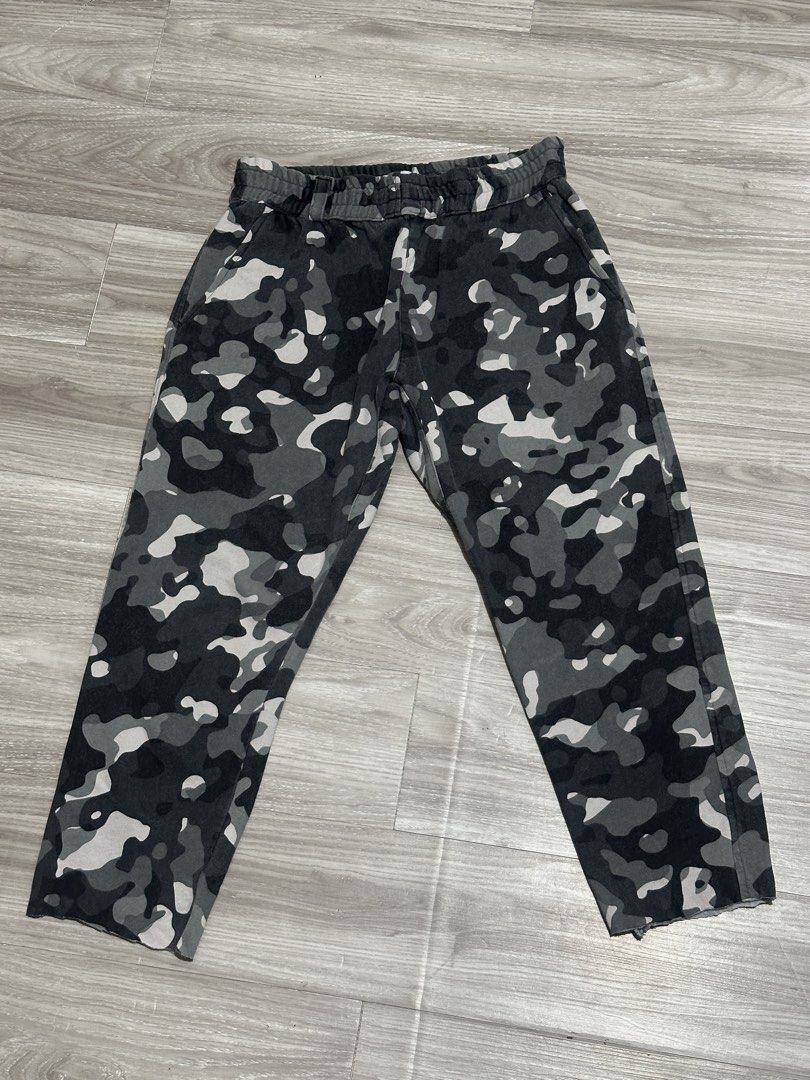 TMAC Camo and Green Cargo Pants ASPACK (Category: Joggers) located in Quezon City. Submitted by hypestuff.101 (Listing ID 1432302715, Image 2). Description: Tmac Camo Pants Size on tag: M Condition: 7.5/10 Color Rate: 7.5/10 L: 82 Green Cargo pants Size on tag: M Condition: 7.5/10 Color Rate: 7.5/10 L: 77 RFS: Decluttering.