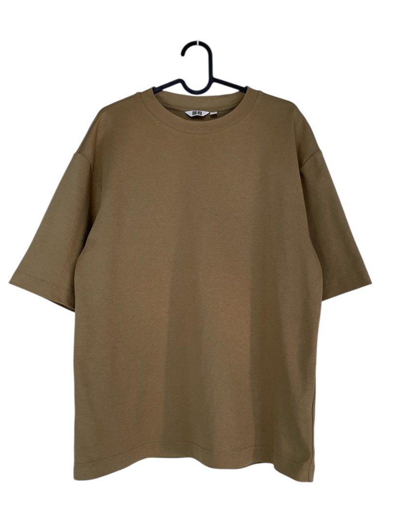 Uniqlo Airism T-Shirt (Category: Tshirts & Polo Shirts ) located in Manila. Submitted by commonselection (Listing ID 1432241021, Image 1). Description: Uniqlo Airism Medium 27x21 SRP: 790 Rfs: Decluttering.