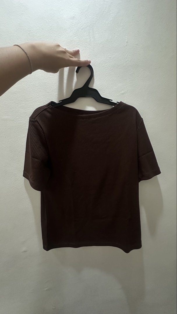 Uniqlo Brown Ribbed Shirt (Category: Shirts) located in Quezon City. Submitted by slna3 (Listing ID 1432210654, Image 1). Description: MOP: Gcash/BPI/Maya -STRICTLY PAYMENT FOR ITEM FIRST BEFORE BOOKING -both item fee and delivery fee are shouldered by the buyer -manage expectations for items -actual color may vary due to lighting.