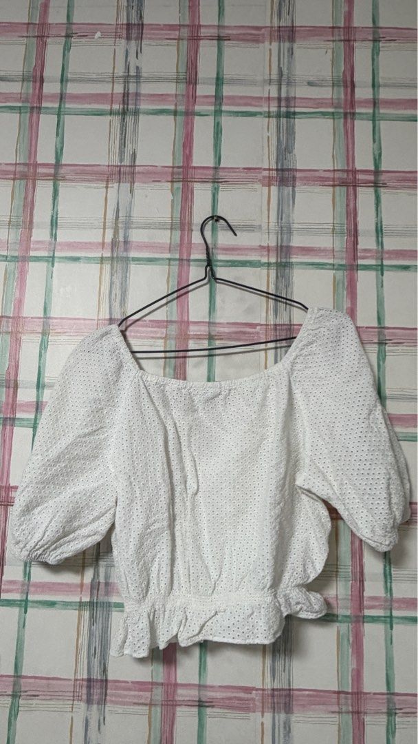 Uniqlo White Eyelet Top XL (Category: Blouses) located in Mandaluyong City. Submitted by _rg123 (Listing ID 1432305749, Image 2). Description: - Uniqlo eyelet top - White color - Square neckline - Short, puffed sleeves - Ruffled hem - Size: XL - Condition: Minor stain on front.