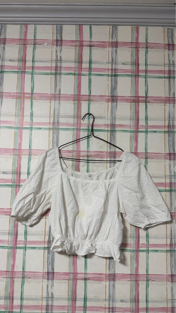 Uniqlo White Eyelet Top XL (Category: Blouses) located in Mandaluyong City. Submitted by _rg123 (Listing ID 1432305749, Image 1). Description: - Uniqlo eyelet top - White color - Square neckline - Short, puffed sleeves - Ruffled hem - Size: XL - Condition: Minor stain on front.