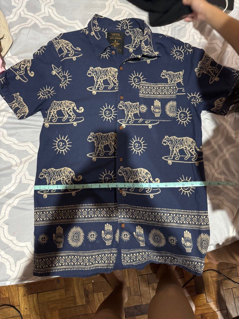 Vans Taka Hayashi Button Down Shirt (Category: Tshirts & Polo Shirts ) located in Pasig City. Submitted by ccc.declutter (Listing ID 1311150498, Image 2). Description: For declutter No issues Used omas outerwear.