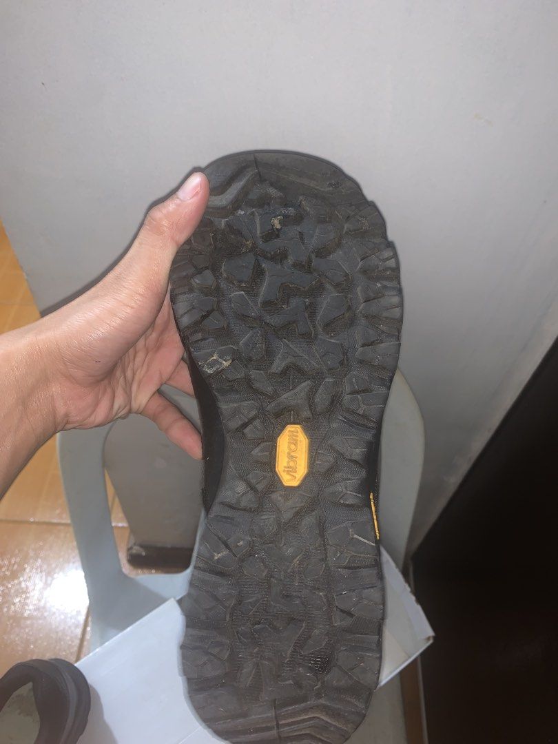 Merrell moab Low Vibram Black Hiking Shoes (Category: Sneakers) located in Manila. Submitted by nap_ukay (Listing ID 1432339838, Image 3). Description: - Black hiking shoes - Vibram soles for superior grip - Lace-up closure - Durable construction - Textured sole pattern - Low-cut design - Made of leather or similar material.