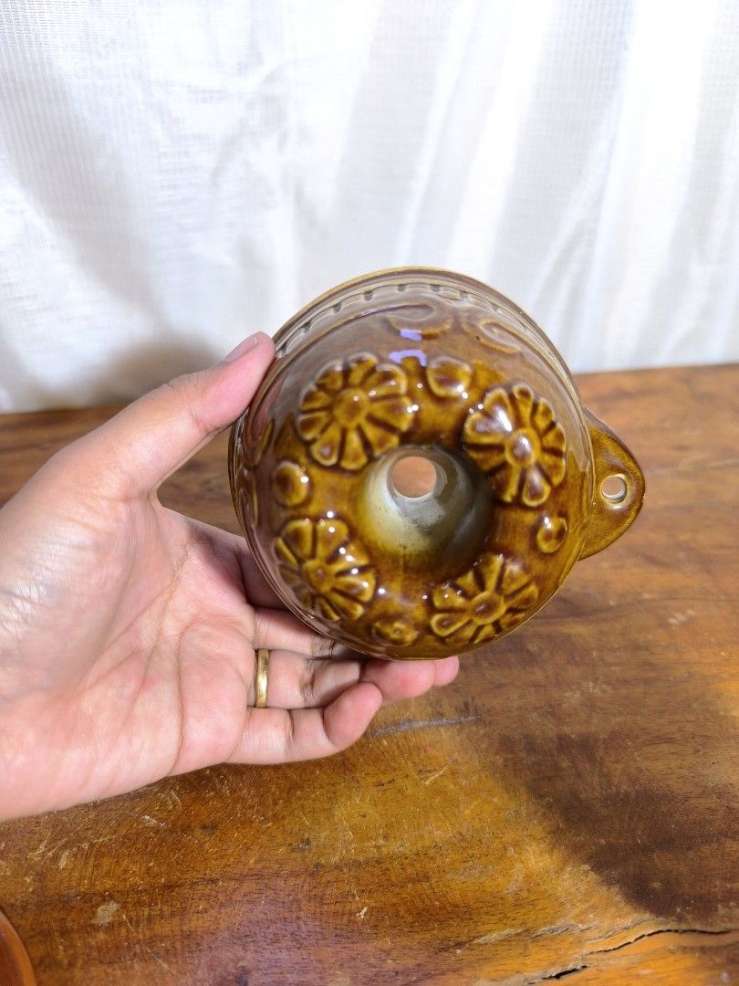 Vintage Bundt Pan (Category: Bakeware) located in Pangil. Submitted by kopee_matcha (Listing ID 1432288049, Image 3). Description: Size : 4" x 2.5 " This item is a decorative ceramic fluted bundt pan or mold, which can be used for baking ring-shaped cakes or molding cold desserts like gelatin. Material: It features a glazed white interior and a distinct patterned, textured exterior, often indicative of stoneware or ceramic bakeware. Design: The f