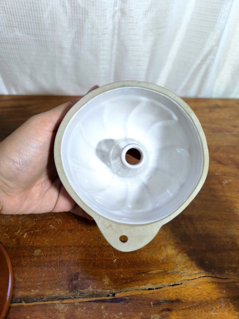 Vintage Bundt Pan (Category: Bakeware) located in Pangil. Submitted by kopee_matcha (Listing ID 1432288049, Image 2). Description: Size : 4" x 2.5 " This item is a decorative ceramic fluted bundt pan or mold, which can be used for baking ring-shaped cakes or molding cold desserts like gelatin. Material: It features a glazed white interior and a distinct patterned, textured exterior, often indicative of stoneware or ceramic bakeware. Design: The f