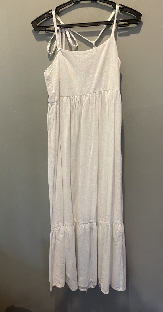 White Maxi Dress (Category: Dresses) located in Muntinlupa City. Submitted by cheeeeky (Listing ID 1432283858, Image 1). Description: - White maxi dress - Adjustable straps - Tiered skirt - Simple, elegant style - Suitable for casual wear - Lightweight fabric.