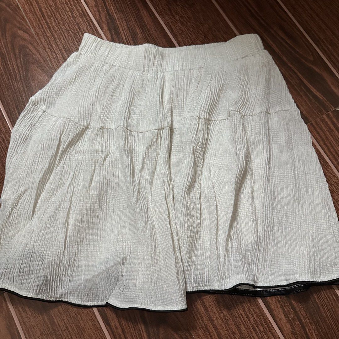 white with black lining flowy skirt (Category: Skirts) located in General Trias. Submitted by misasells (Listing ID 1432355589, Image 2). Description: waist: 24” - 40” length: 16”.