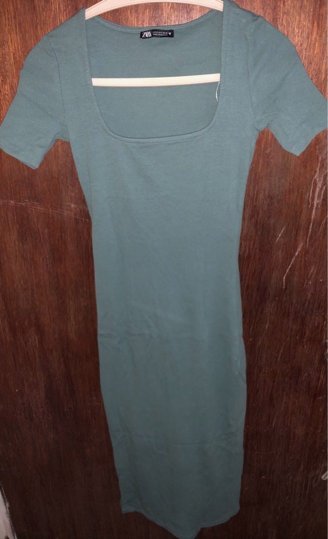 ZARA Green Bodycon Dress (Category: Dresses) located in Manila. Submitted by decluttermt (Listing ID 1432239821, Image 1). Description: ✨ ZARA Green Bodycon Dress (S) ✨** •Size: Small (fits snug + flattering 💅) •Brand: ZARA •Style: Bodycon / minimalist / clean girl vibe •Color: Sage green (color may vary due to lighting 📸) •Sleeves: Short sleeves •Neckline: Square neck (super trendy rn) •Slightly negotiable:) 💚 Condition: •Barely used •Excelle
