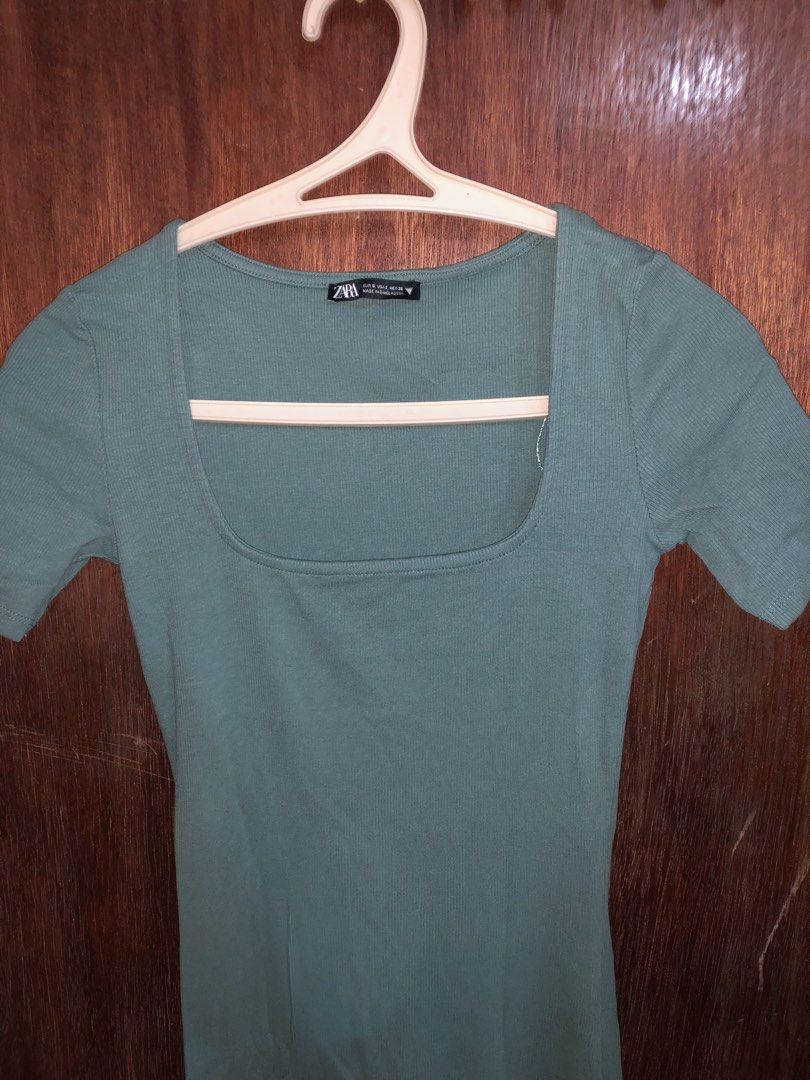 ZARA Green Bodycon Dress (Category: Dresses) located in Manila. Submitted by decluttermt (Listing ID 1432239821, Image 2). Description: ✨ ZARA Green Bodycon Dress (S) ✨** •Size: Small (fits snug + flattering 💅) •Brand: ZARA •Style: Bodycon / minimalist / clean girl vibe •Color: Sage green (color may vary due to lighting 📸) •Sleeves: Short sleeves •Neckline: Square neck (super trendy rn) •Slightly negotiable:) 💚 Condition: •Barely used •Excelle