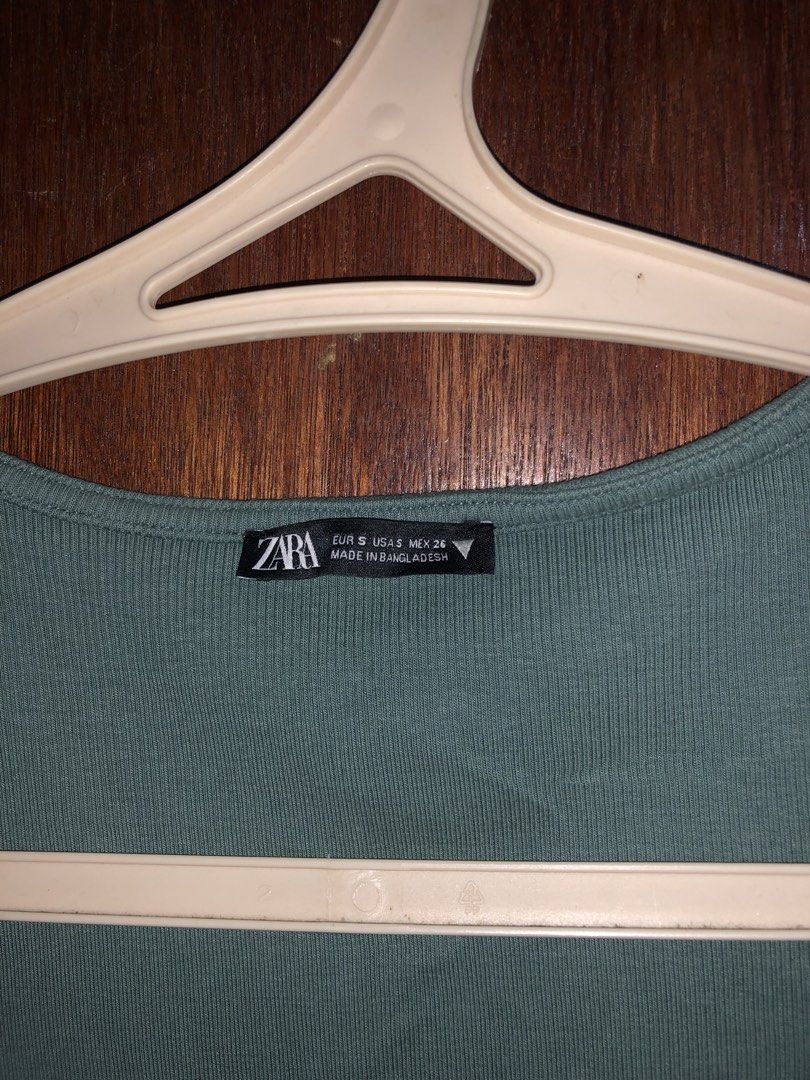 ZARA Green Bodycon Dress (Category: Dresses) located in Manila. Submitted by decluttermt (Listing ID 1432239821, Image 3). Description: ✨ ZARA Green Bodycon Dress (S) ✨** •Size: Small (fits snug + flattering 💅) •Brand: ZARA •Style: Bodycon / minimalist / clean girl vibe •Color: Sage green (color may vary due to lighting 📸) •Sleeves: Short sleeves •Neckline: Square neck (super trendy rn) •Slightly negotiable:) 💚 Condition: •Barely used •Excelle