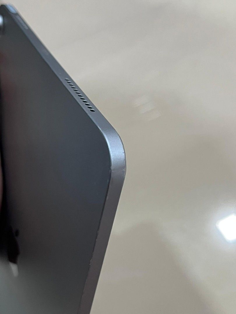 (Category: iPad) located in Singapore. Submitted by didiling323 (Listing ID 1432594043, Image 3). Description: Only has 2 dents at the side screen is flawless touch id all working Charger set, casing and screen protector is provided.
