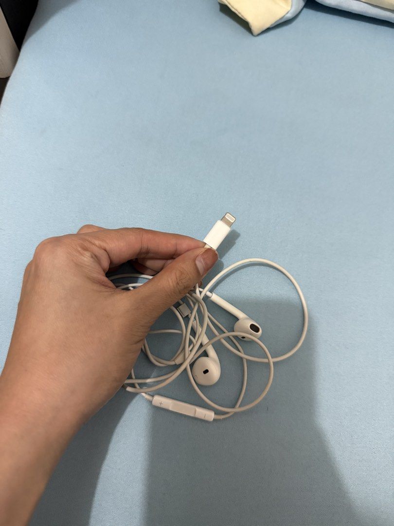 Apple EarPods with Lightning Connector (Category: Earphones) located in Davao. Submitted by fabdeclutter (Listing ID 1432509884, Image 2). Description: - Apple EarPods with Lightning Connector - White earphones - Built-in remote - Lightning connector included.