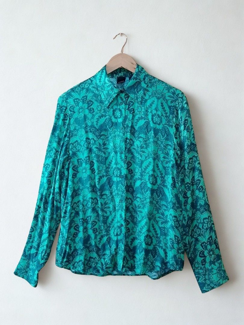AUTHENTIC Pinko Women's Office Top (Category: Blouses) located in Iloilo. Submitted by achinom (Listing ID 1432528979, Image 3). Description: AUTHENTIC Pinko Women's Office Top Size SMALL on tag best fit to size MEDIUM Dimensions when laid flat: Chest/Bust (pit-to-pit) 19 inches Length 27 inches NO rip, stains, or holes. Twill, floral-print, brand logo, classic collar, long sleeves, buttoned cuffs, button fastenings. Color GREEN Color rate 10/10 
