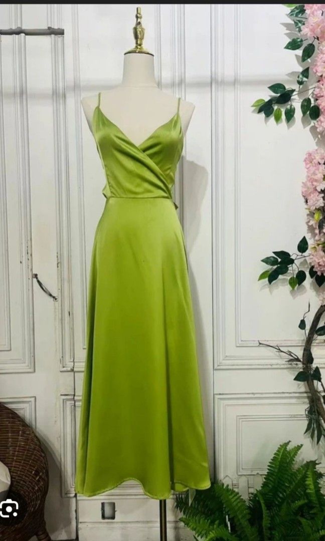 Avocado green satin dress (Category: Dresses) located in Batangas. Submitted by micaelaul (Listing ID 1432521850, Image 3). Description: Best for attending a wedding as a guest, same na same nung sa photo inspo. Nakalagay dun sa listed photo is up to 36bust but parang mas safe kung sa 34 lang...