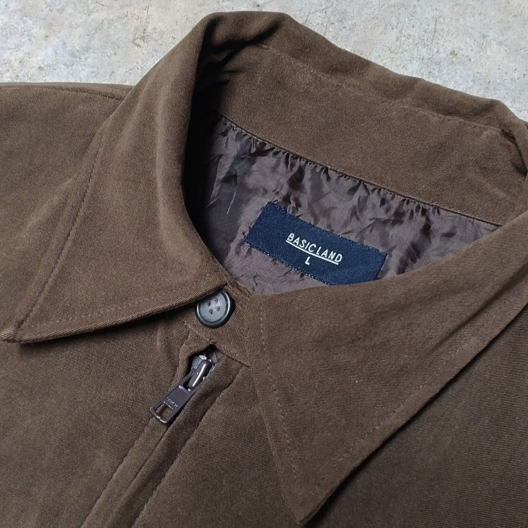 Basic Land (Category: Coats, Jackets and Outerwear) located in Makati City. Submitted by asehhh (Listing ID 1432568047, Image 2). Description: - Basic Land Velvet Jacket - Color: Choco Brown - Full zipper closure - Two chest pockets - Buttoned cuffs - Collared neckline - Size: Large toXL - Dimension : L 27 ‎W 25 - Color rate : 10/10.