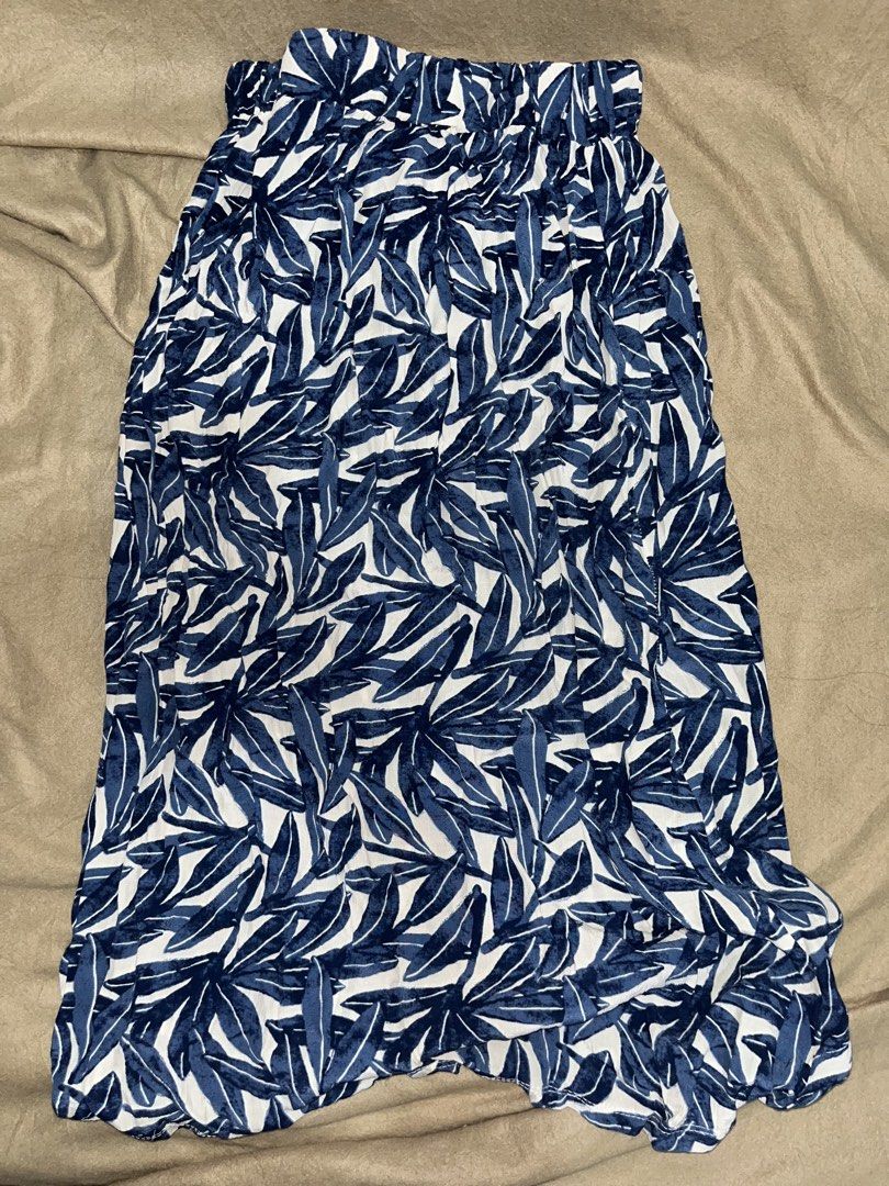 Blue Leaf Print Skirt (Category: Skirts) located in Manila. Submitted by quarishop21 (Listing ID 1432510193, Image 2). Description: - Navy blue and white leaf print - Midi length - Elastic waistband - Lightweight and flowy fabric - Perfect for warm weather - Versatile style.