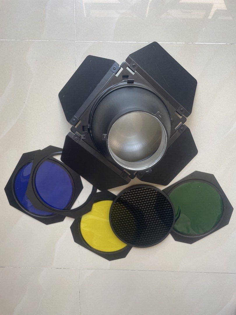 Bowens mount reflector with Filter holder and barn doors, Photography ...