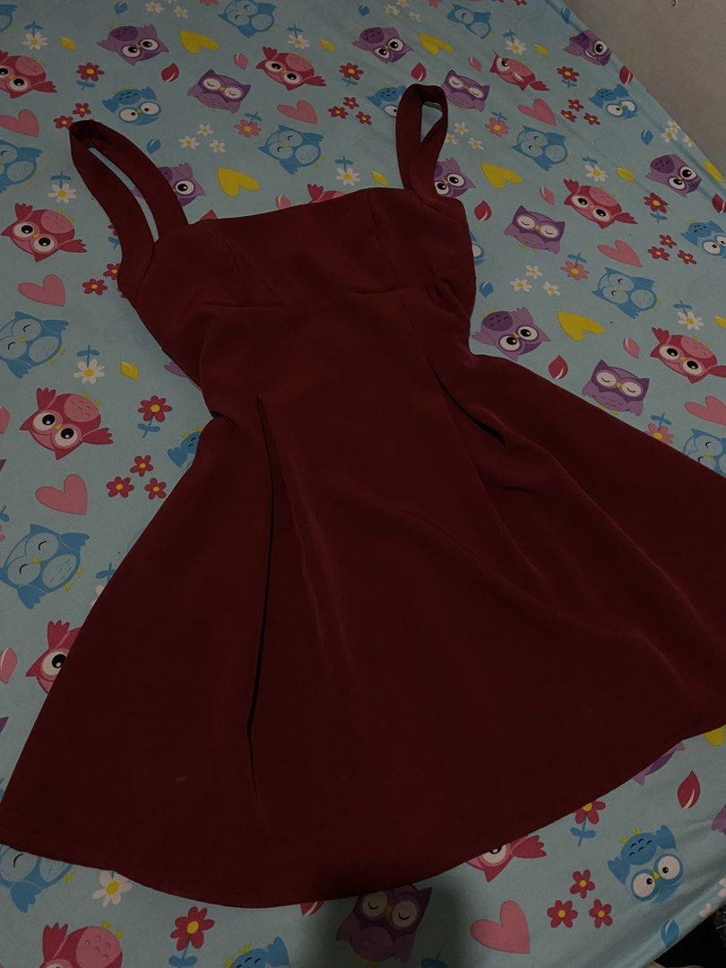 burgundy square neck a line dress (Category: Dresses) located in Valenzuela. Submitted by uknwree (Listing ID 1432398532, Image 2). Description: - Maroon fit and flare dress - Square neckline - Spaghetti straps - Fitted bodice - Flared skirt - Made of smooth, solid fabric size large on tag, used once on new year. have minimal white stain as seen on the pic dm me if interested!! :D .