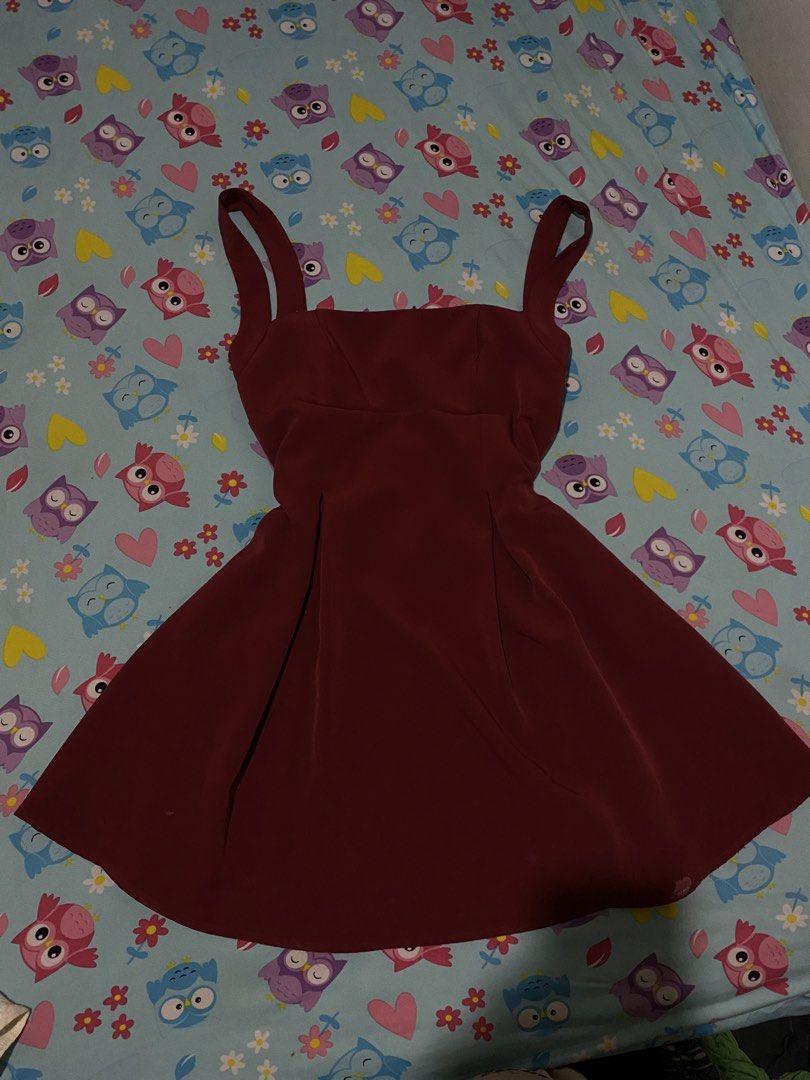 burgundy square neck a line dress (Category: Dresses) located in Valenzuela. Submitted by uknwree (Listing ID 1432398532, Image 1). Description: - Maroon fit and flare dress - Square neckline - Spaghetti straps - Fitted bodice - Flared skirt - Made of smooth, solid fabric size large on tag, used once on new year. have minimal white stain as seen on the pic dm me if interested!! :D .