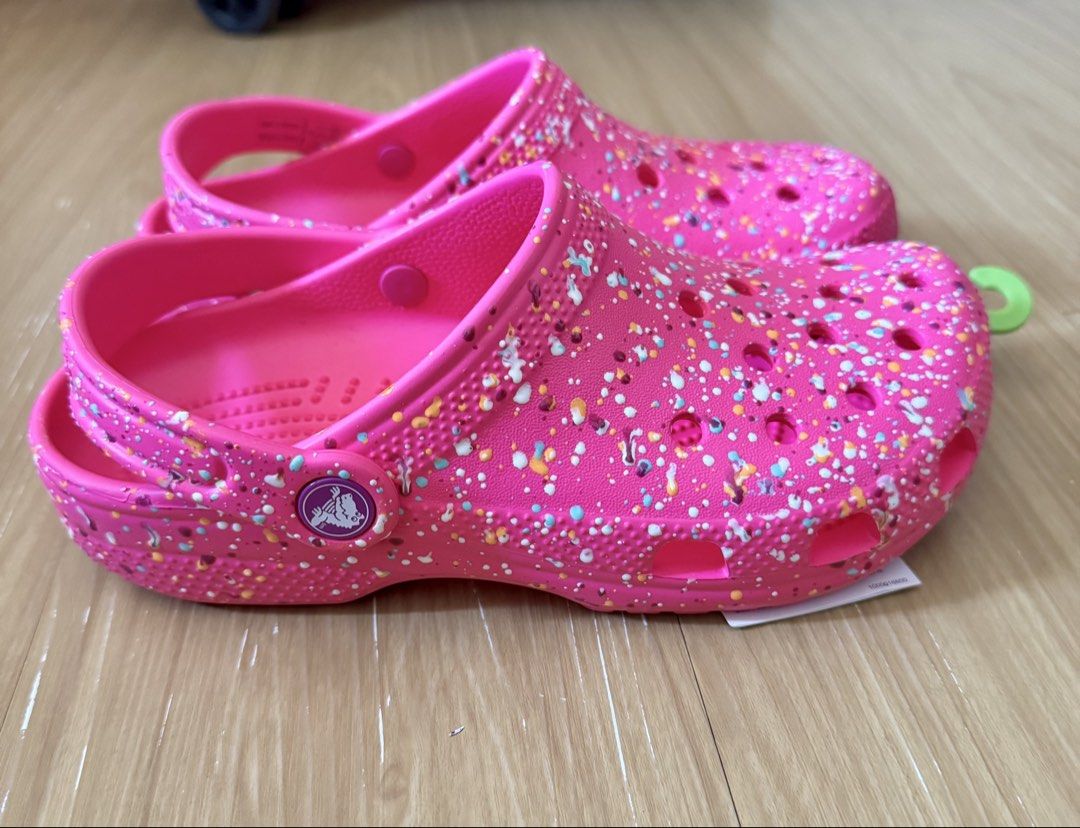 Crocs Kids (Category: Babies & Kids Fashion) located in Taytay. Submitted by chie2022 (Listing ID 1432403050, Image 2). Description: - Brand new - Original with tag - Bought from the US - Color: Pink - Paint splatter design - Size: J3 (21.7cm | see size chart in photo) - RFS: Extra pair.