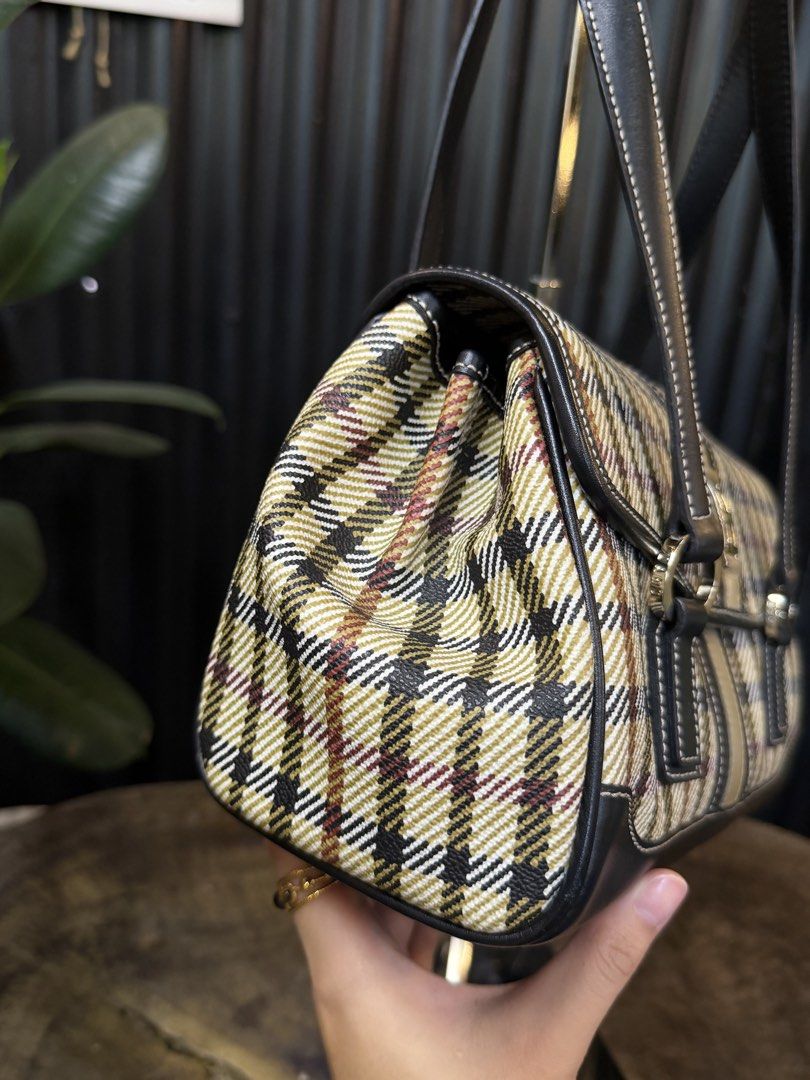 Daks london shoulder bag (Category: Shoulder Bags) located in Batangas. Submitted by declutterwithclare_ (Listing ID 1432504702, Image 3). Description: Original daks london In excellent condition 10/10 Rank SA ✨ Rare design bagong bago .