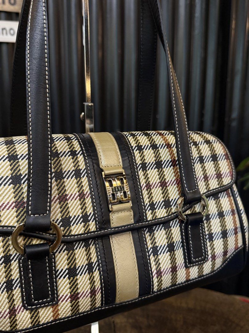 Daks london shoulder bag (Category: Shoulder Bags) located in Batangas. Submitted by declutterwithclare_ (Listing ID 1432504702, Image 2). Description: Original daks london In excellent condition 10/10 Rank SA ✨ Rare design bagong bago .