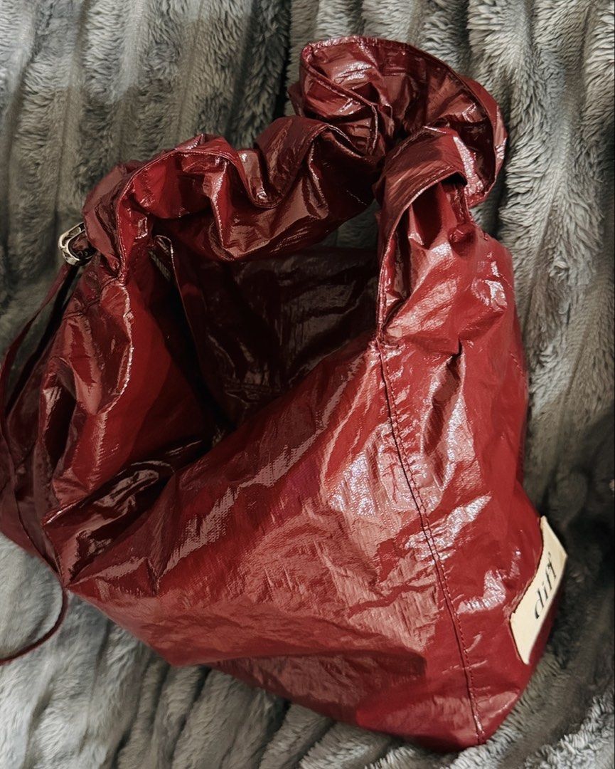 DIFF Hobo Bag (Category: Shoulder Bags) located in Singapore. Submitted by vlftjwls (Listing ID 1432492474, Image 3). Description: IN WINE COLOUR Condition : 9/10 ✨ Korea trending bag ✨ Seldom used thus selling No negotiations please thank you .