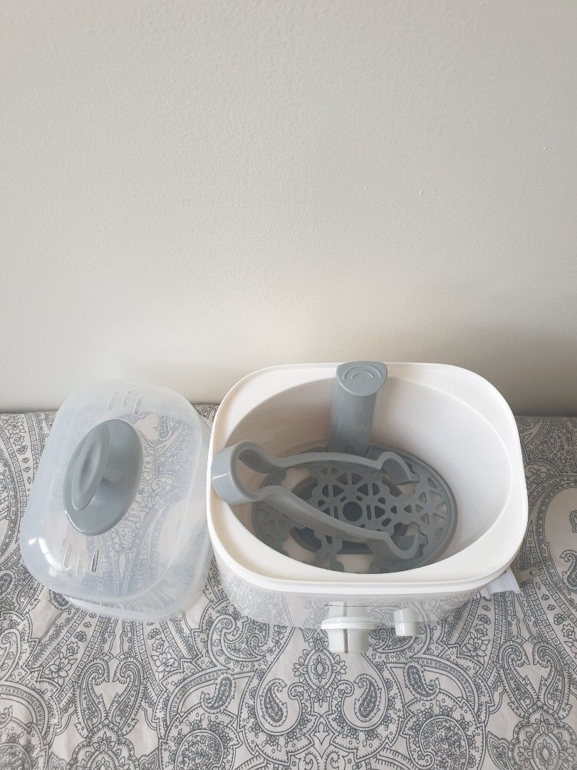 Dowell baby warmer (Category: Breastfeeding & Bottle Feeding) located in Calamba. Submitted by junethomasb (Listing ID 1432425154, Image 2). Description: Russell Hobbs baby bottle sterilizer is designed for efficient sterilization. It includes a lid, a tray, and a bottle holder. The sterilizer has a white body with a control dial. Perfect for keeping baby bottles and accessories clean and safe..