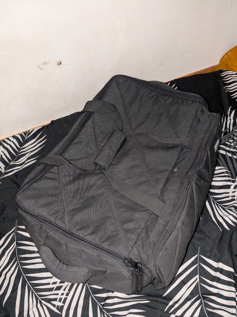 Epson L805 JB Printer Bag (Category: Camera Bags & Carriers) located in Manila. Submitted by sairhahach92806 (Listing ID 1432544863, Image 3). Description: FOR SALEEE!!! Epson L805 Bag ₱1800 Epson L8050 Bag ₱1800 QC Location Parehas once lang nagamit, nabili kopo yan 2k each. RFS: Hindi na need or magagamit pa, matatambak lang. PTPA🫶🏻 - JB Bags black travel bag - Durable, quilted material - Spacious interior with padded base - Features two top 