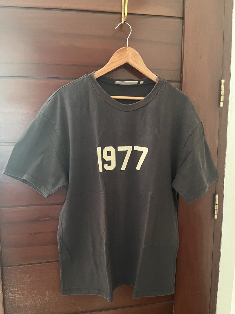 Essentials FOG FEAR OF GOD 1977 tee shirt (Category: Tshirts & Polo Shirts ) located in Manila. Submitted by all.love.thrift.shop.v2 (Listing ID 1432459361, Image 2). Description: For sale! Essentials tee Size large Minimal signs of usage ₱799 + sf As is, No return No exchange No refund Color may vary due to lighting All items are cleaned before shipping Payment first via gcash/maya/gotyme/maribank bank transfer 💰 Ship via LBC/J&T/Lalamove 🚛 📍