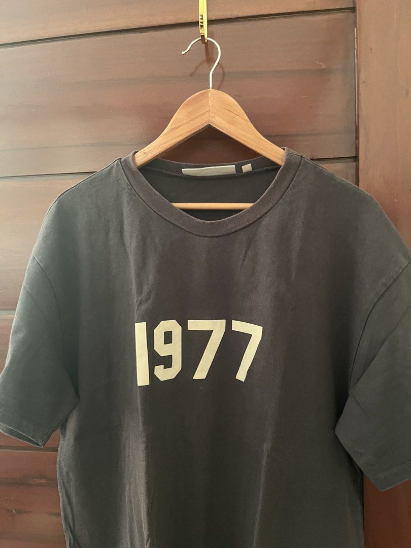 Essentials FOG FEAR OF GOD 1977 tee shirt (Category: Tshirts & Polo Shirts ) located in Manila. Submitted by all.love.thrift.shop.v2 (Listing ID 1432459361, Image 1). Description: For sale! Essentials tee Size large Minimal signs of usage ₱799 + sf As is, No return No exchange No refund Color may vary due to lighting All items are cleaned before shipping Payment first via gcash/maya/gotyme/maribank bank transfer 💰 Ship via LBC/J&T/Lalamove 🚛 📍