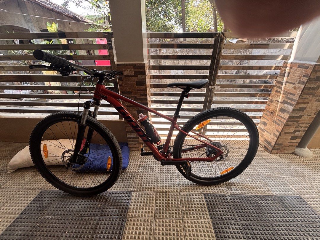 Giant Talon Mountain Bike (Category: Bicycles) located in Victoria. Submitted by eliphalez (Listing ID 1432410999, Image 3). Description: - Giant Talon 5 mountain bike - Red and blue frame - Shimano Acera components - 7-speed cassette - Front suspension - Disc brakes - Includes water bottle cage - Maxxis tires - Giant-branded saddle No issue.