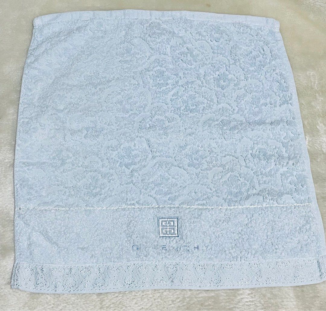Givenchy hand towel big size (Category: Towels, Napkins & Holders) located in Mandaue City. Submitted by chuchi152615 (Listing ID 1432502158, Image 1). Description: .