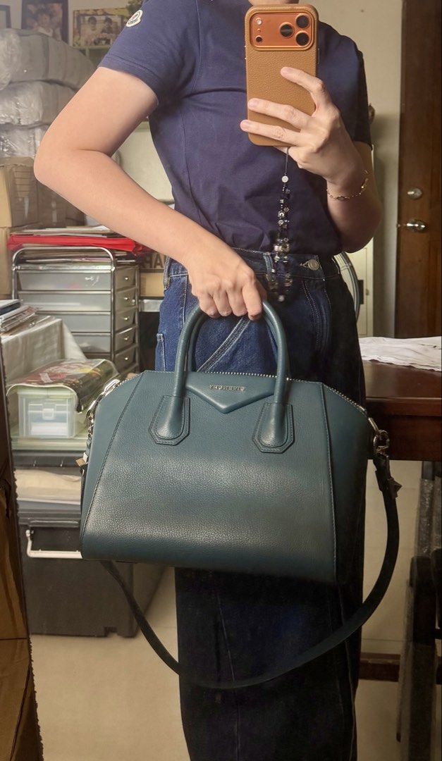 Givenchy Medium Antigona (Category: Luxury Bags & Wallets) located in Quezon City. Submitted by rcvsoriano (Listing ID 1432445680, Image 2). Description: .
