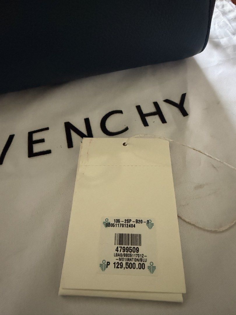 Givenchy Medium Antigona (Category: Luxury Bags & Wallets) located in Quezon City. Submitted by rcvsoriano (Listing ID 1432445680, Image 3). Description: .