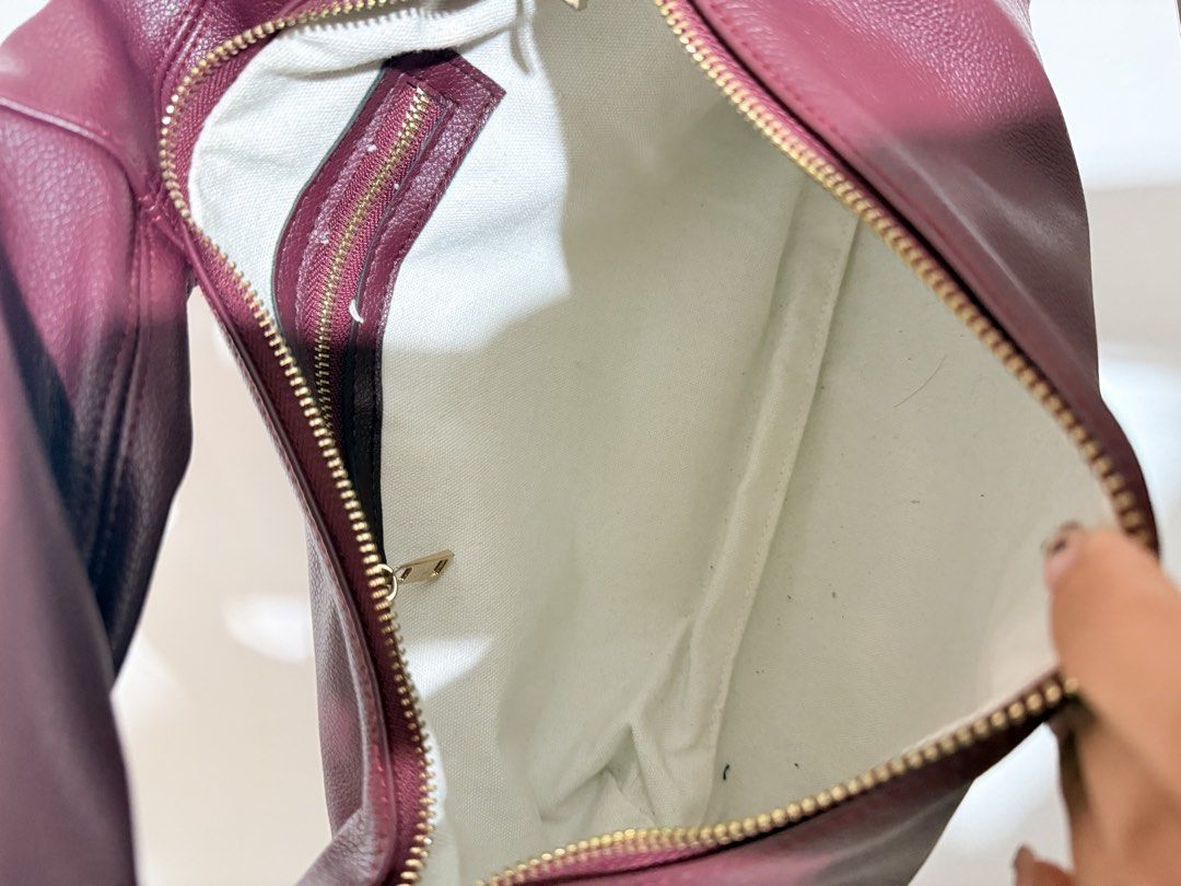 GVN hobo bag (Category: Luxury Bags & Wallets) located in Calumpit. Submitted by sunsuncob (Listing ID 1432433796, Image 2). Description: GVN hobo bag in oxblood .