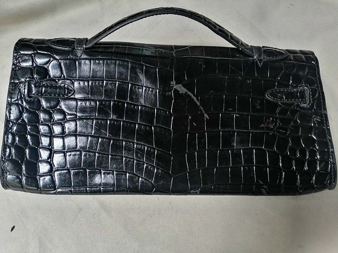 Hermès Kelly Cut Pochette❤️ (Category: Luxury Bags & Wallets) located in Leyte. Submitted by g.tmills24 (Listing ID 1432544630, Image 2). Description: Want to sell.✨ Hermès Kelly Cut Puchette Minor flaws: Sign of usage but still presentable Very good condition Dm me💌.