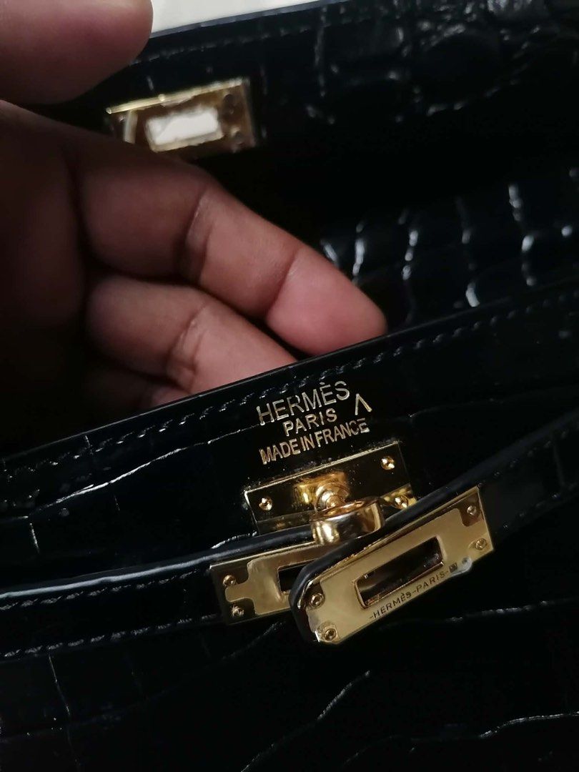 Hermès Kelly Cut Pochette❤️ (Category: Luxury Bags & Wallets) located in Leyte. Submitted by g.tmills24 (Listing ID 1432544630, Image 3). Description: Want to sell.✨ Hermès Kelly Cut Puchette Minor flaws: Sign of usage but still presentable Very good condition Dm me💌.