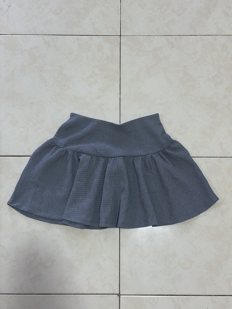 H&M Crinkled Jersey Skirt (Category: Skirts) located in Manila. Submitted by pachookie (Listing ID 1432462800, Image 2). Description: Gartered 22-28 in/US 8 .