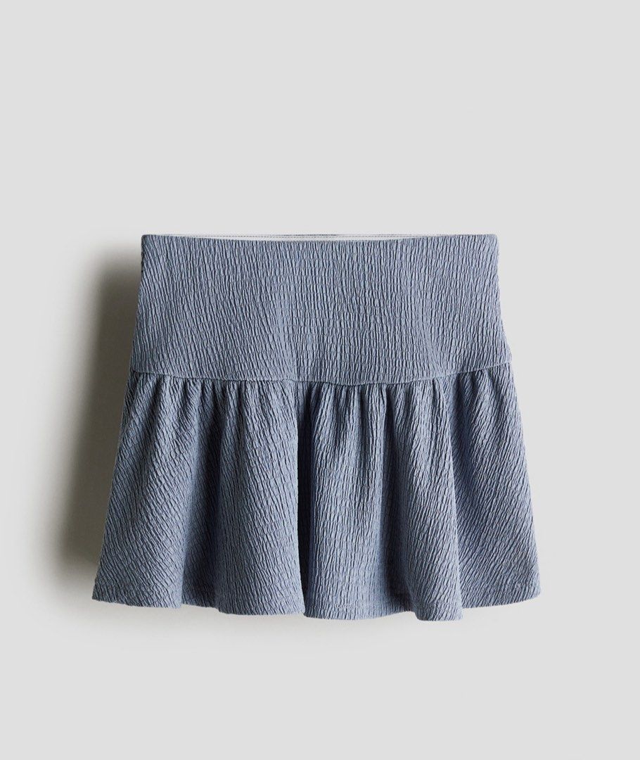 H&M Crinkled Jersey Skirt (Category: Skirts) located in Manila. Submitted by pachookie (Listing ID 1432462800, Image 1). Description: Gartered 22-28 in/US 8 .