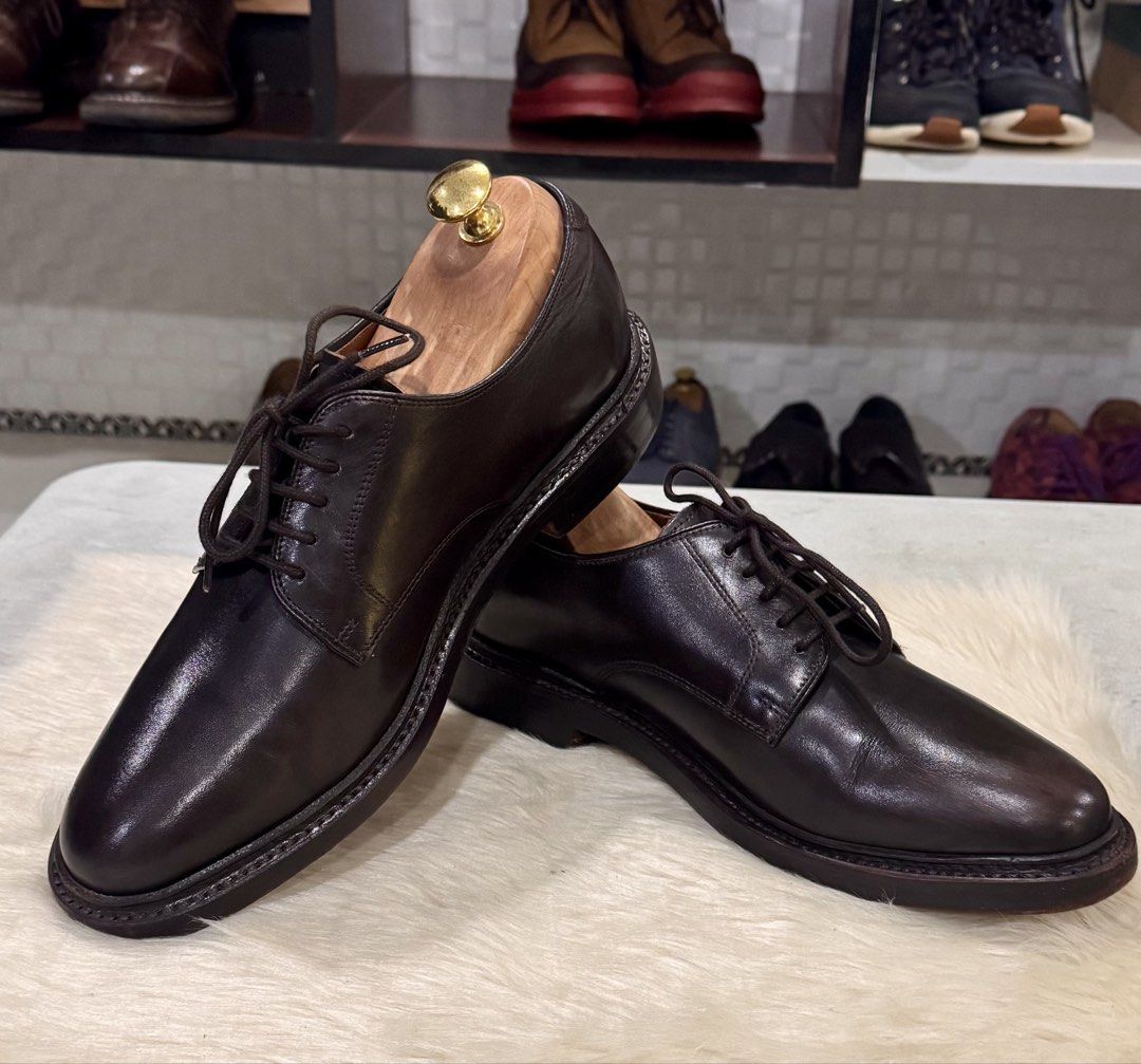 j.crew Ludlow PlainToe Oxford in DarkBrown (Category: Dress Shoes) located in Paranaque City. Submitted by sole2squeeze (Listing ID 1432525417, Image 3). Description: - J.Crew Ludlow leather shoes - Rich brown color - Size 9 - Lace-up style - Sturdy sole - Timeless and versatile design - J.Crew branding visible inside.