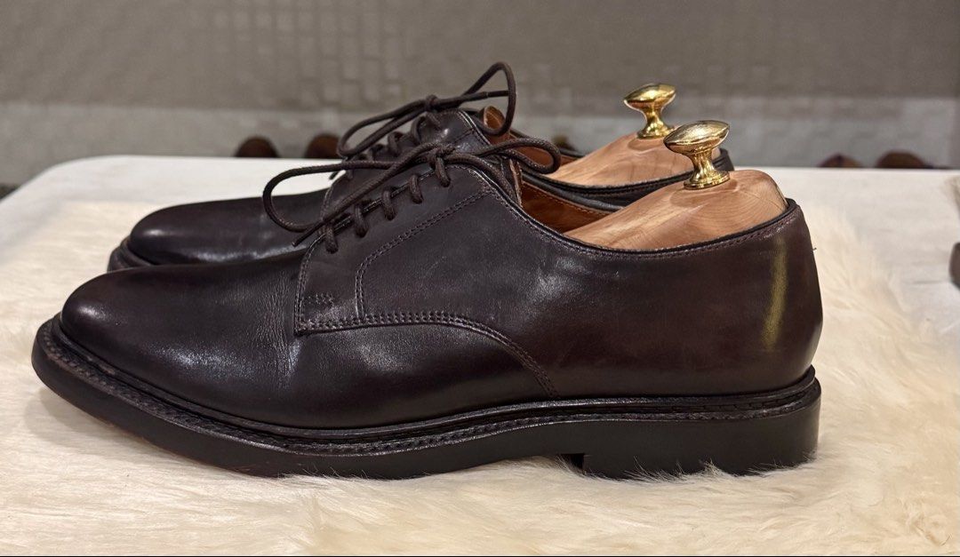 j.crew Ludlow PlainToe Oxford in DarkBrown (Category: Dress Shoes) located in Paranaque City. Submitted by sole2squeeze (Listing ID 1432525417, Image 1). Description: - J.Crew Ludlow leather shoes - Rich brown color - Size 9 - Lace-up style - Sturdy sole - Timeless and versatile design - J.Crew branding visible inside.