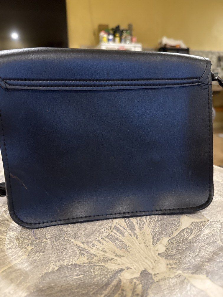 KANGOL slinh for women (Category: Cross-body Bags) located in Bacolod City. Submitted by aya027 (Listing ID 1432511579, Image 3). Description: 250 plus sf jNT courier.