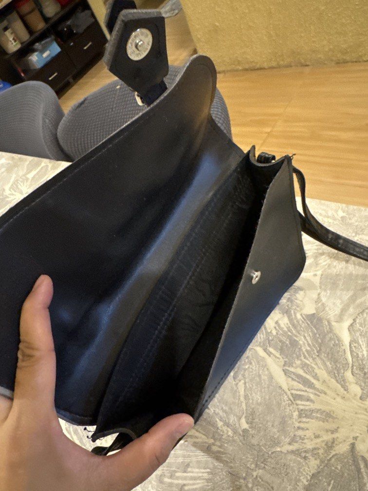 KANGOL slinh for women (Category: Cross-body Bags) located in Bacolod City. Submitted by aya027 (Listing ID 1432511579, Image 2). Description: 250 plus sf jNT courier.