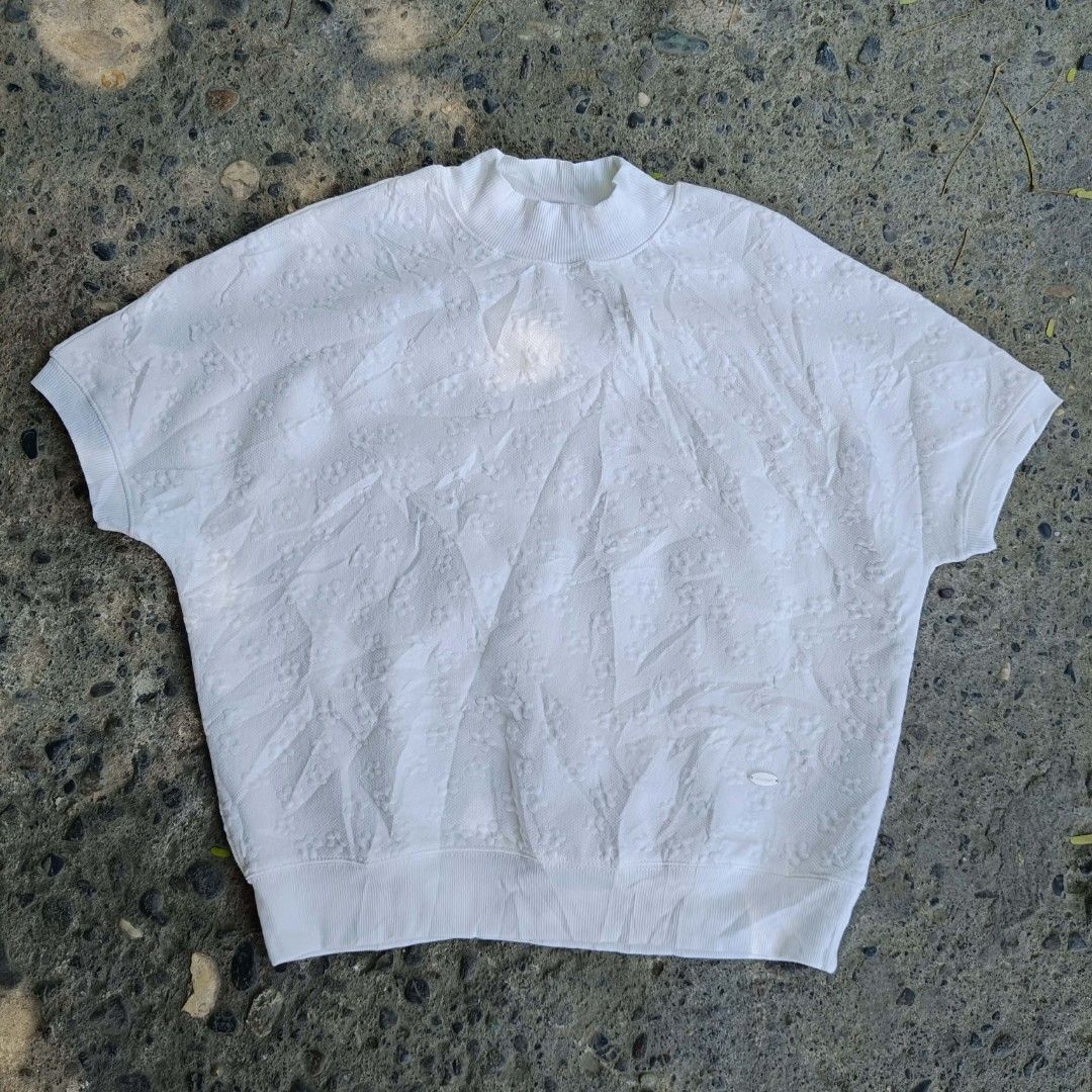 Karl Lagerfeld Floral Shirt (Category: Shirts) located in Iloilo. Submitted by singkomils.ilo5000 (Listing ID 1432541908, Image 1). Description: Karl Lagerfeld 23×23 Excellent condition No flaws 800.
