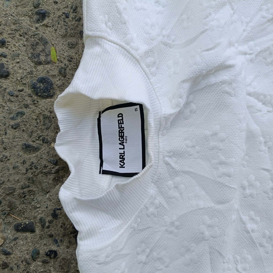 Karl Lagerfeld Floral Shirt (Category: Shirts) located in Iloilo. Submitted by singkomils.ilo5000 (Listing ID 1432541908, Image 3). Description: Karl Lagerfeld 23×23 Excellent condition No flaws 800.
