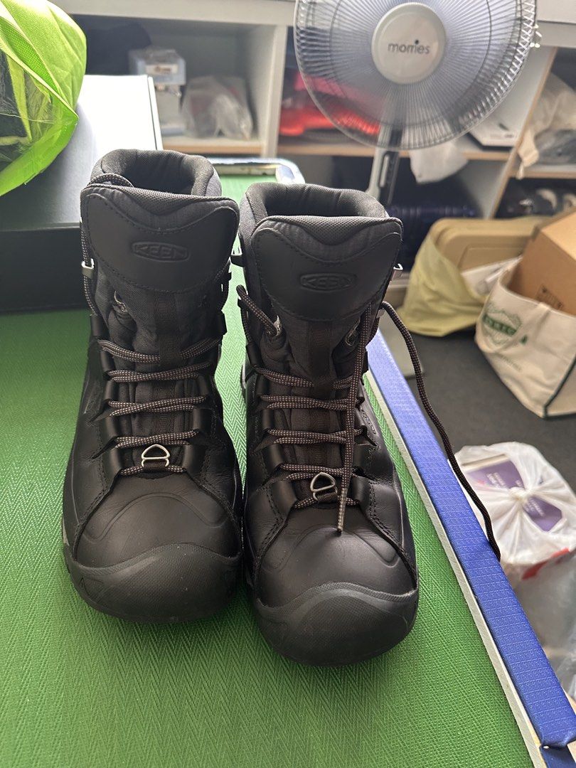 Keen Targhee III Waterproof Boots - Black - Size 9 (Category: Boots) located in Singapore. Submitted by wenping_sg (Listing ID 1432452269, Image 1). Description: - Keen Targhee III waterproof boots - Size: US 9 / EU 42 - Features Keen.Dry waterproof technology - Includes thermal insole - Perfect for outdoor activities and everyday wear.