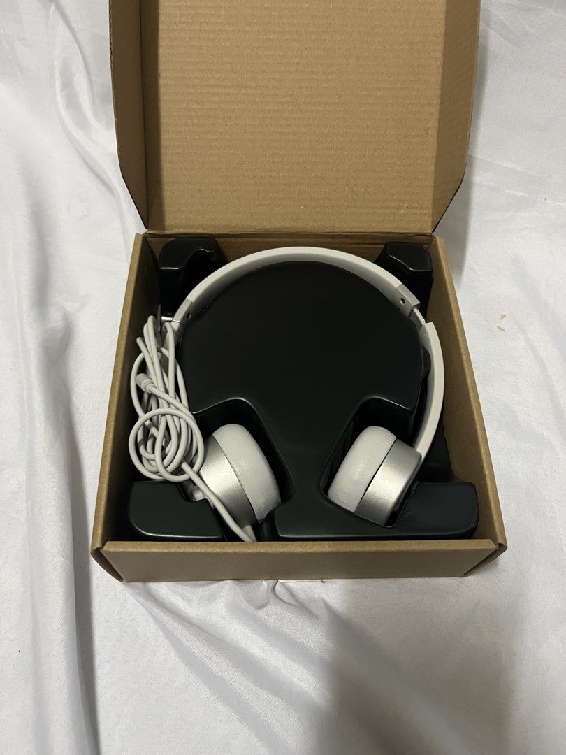 Lenovo Headset 100 Stereo Analog (Category: Headphones & Headsets) located in Muntinlupa City. Submitted by ninenine.collective (Listing ID 1432545538, Image 2). Description: Lenovo Headset 100 Stereo Analog Brandnew P 500 only ( SRP P 1,395 ) .