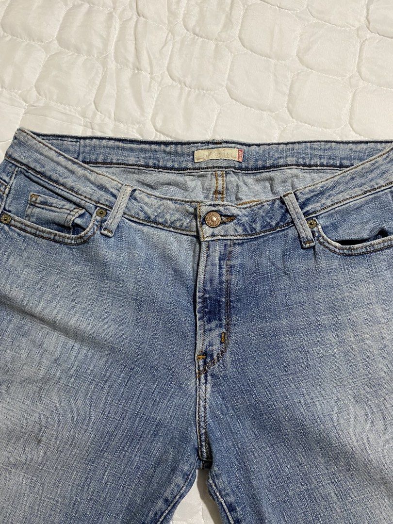 Levi’s Low Boot Cut Jeans (Category: Jeans) located in Quezon City. Submitted by brattybabe (Listing ID 1432572293, Image 2). Description: Color may vary due to lighting Dimes: W: 36 L: 36 💳 Mode of payment: GCash, Paymaya, Metrobank, BPI 🚚 Courier: Lalamove, Grab Padala, J&T, or Toktok only. 🫶🏻 The buyer is responsible for the shipping cost. 💲 Payment first before shipping the item. ⛔️ Note: I do not accept returns/refunds. RFS: declutterin